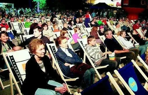 Tłumy turystów oglądają kino letnie. Dzisiaj „Slumdog – milioner z ulicy”