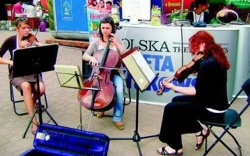 Trio smyczkowe grało na Krupówkach
