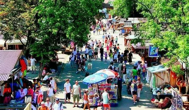 Gubałówka. Koniki szturmują turystów