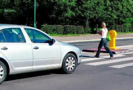 Wysepka, która „wchodzi” pod koła aut