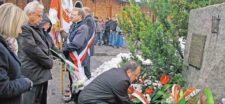 Górale pamiętali! Pod obeliskiem ku czci ks. Jerzego Popiełuszki złożyli kwiaty