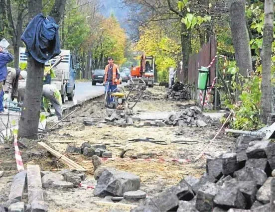 Naprawiają chodnik na Grunwaldzkiej
