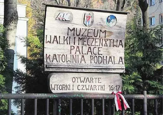 Tablica informacyjna Palace niszczeje