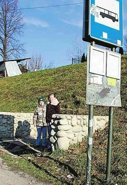 Zamiast remontować przystanki, rozbierają je