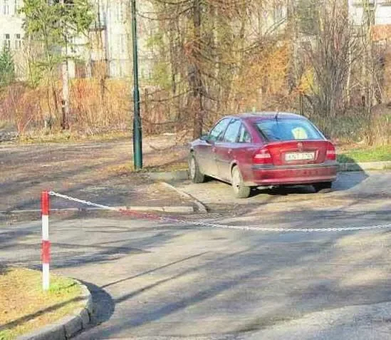 Łańcuchy na ulicy przy szkole