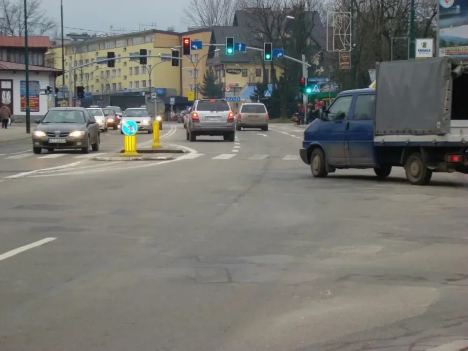 Wysepka dla pieszych utrudnia jazdę Alejami 3 Maja w Zakopanem