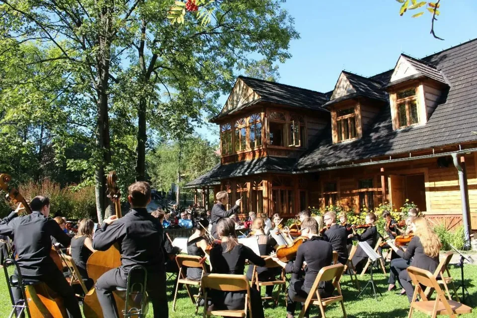 KONCERT: muzyka z tańcami w ogrodzie przed Atmą