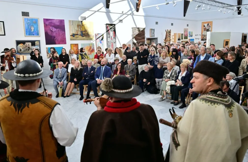 Tłumy w Miejskiej Galerii Sztuki! Absolwenci Kenara zaprezentowali swoje prace