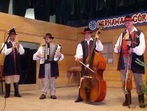 W niedzielę przed ogłoszeniem wyników na scenie w Bukowinie występowały kapele. Na zdjęciu grupa Kaszubów z Sierakowic. (Fot. Ewa Czerwieniec)