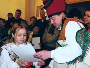 Dla laureatów - dyplomy od Janosika (fot. Anna Szopińska)