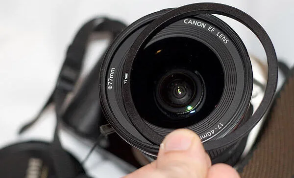 1. Sprawdź czy pierścień (adapter) ma taką samą średnicę jak obiektyw twojego aparatu 2. Wsuń adapter (pierścień) w uchwyt (holder) 3. Wkręć delikatnie pierścień z uchwytem w obiektyw. Uwaga: niektórzy najpierw wkręcają pierścień w obiektyw, a dopiero potem nasuwają uchwyt na pierścień; ja osobiście tak nie robię, jest to moim zdaniem mniej wygodne. 4. Wybierz filtr i wsuń go w uchwyt. Jeśli filtr jest prostokątny, możesz go wsunąć w jedno z trzech miejsc w uchwycie. Jeśli filtr jest okrągły (np. filtr gwiazdkowy albo polaryzacyjny) wsuń go w czwarty uchwyt (najbliżej obiektywu). W tym momencie jesteś gotowy do robienia zdjęć z użyciem systemu Cokin :-) Oczywiście jeśli stosujesz filtr połówkowy, możesz dowolnie regulować jego położenie w dowolnej płaszczyźnie. Uchwyt razem z filtrem można rzecz jasna obrócić o 90 stopni (np. jeśli lewa lub prawa strona kadru jest wyraźnie jaśniejsza, warto zastosować filtr szary połówkowy aby zredukować tę różnicę).