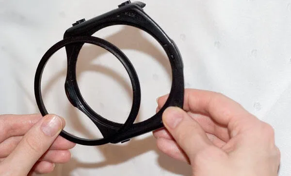 1. Sprawdź czy pierścień (adapter) ma taką samą średnicę jak obiektyw twojego aparatu 2. Wsuń adapter (pierścień) w uchwyt (holder) 3. Wkręć delikatnie pierścień z uchwytem w obiektyw. Uwaga: niektórzy najpierw wkręcają pierścień w obiektyw, a dopiero potem nasuwają uchwyt na pierścień; ja osobiście tak nie robię, jest to moim zdaniem mniej wygodne. 4. Wybierz filtr i wsuń go w uchwyt. Jeśli filtr jest prostokątny, możesz go wsunąć w jedno z trzech miejsc w uchwycie. Jeśli filtr jest okrągły (np. filtr gwiazdkowy albo polaryzacyjny) wsuń go w czwarty uchwyt (najbliżej obiektywu). W tym momencie jesteś gotowy do robienia zdjęć z użyciem systemu Cokin :-) Oczywiście jeśli stosujesz filtr połówkowy, możesz dowolnie regulować jego położenie w dowolnej płaszczyźnie. Uchwyt razem z filtrem można rzecz jasna obrócić o 90 stopni (np. jeśli lewa lub prawa strona kadru jest wyraźnie jaśniejsza, warto zastosować filtr szary połówkowy aby zredukować tę różnicę).