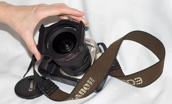 1. Sprawdź czy pierścień (adapter) ma taką samą średnicę jak obiektyw twojego aparatu 2. Wsuń adapter (pierścień) w uchwyt (holder) 3. Wkręć delikatnie pierścień z uchwytem w obiektyw. Uwaga: niektórzy najpierw wkręcają pierścień w obiektyw, a dopiero potem nasuwają uchwyt na pierścień; ja osobiście tak nie robię, jest to moim zdaniem mniej wygodne. 4. Wybierz filtr i wsuń go w uchwyt. Jeśli filtr jest prostokątny, możesz go wsunąć w jedno z trzech miejsc w uchwycie. Jeśli filtr jest okrągły (np. filtr gwiazdkowy albo polaryzacyjny) wsuń go w czwarty uchwyt (najbliżej obiektywu). W tym momencie jesteś gotowy do robienia zdjęć z użyciem systemu Cokin :-) Oczywiście jeśli stosujesz filtr połówkowy, możesz dowolnie regulować jego położenie w dowolnej płaszczyźnie. Uchwyt razem z filtrem można rzecz jasna obrócić o 90 stopni (np. jeśli lewa lub prawa strona kadru jest wyraźnie jaśniejsza, warto zastosować filtr szary połówkowy aby zredukować tę różnicę).