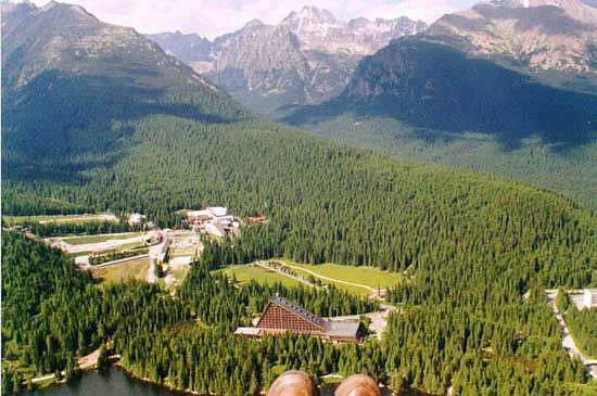 W głębi szczyt Wysokiej (2560 m npm). Polana u dołu zdjęcia to najobszerniejsze miejsce do lądowania w okolicy.
