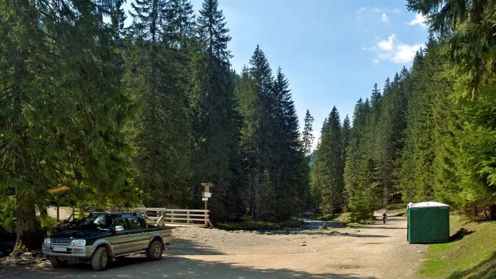 Dolina Kościeliska - na lewo droga do wejścia do Jaskini Mroźnej (fot. Andrzej Samardak)