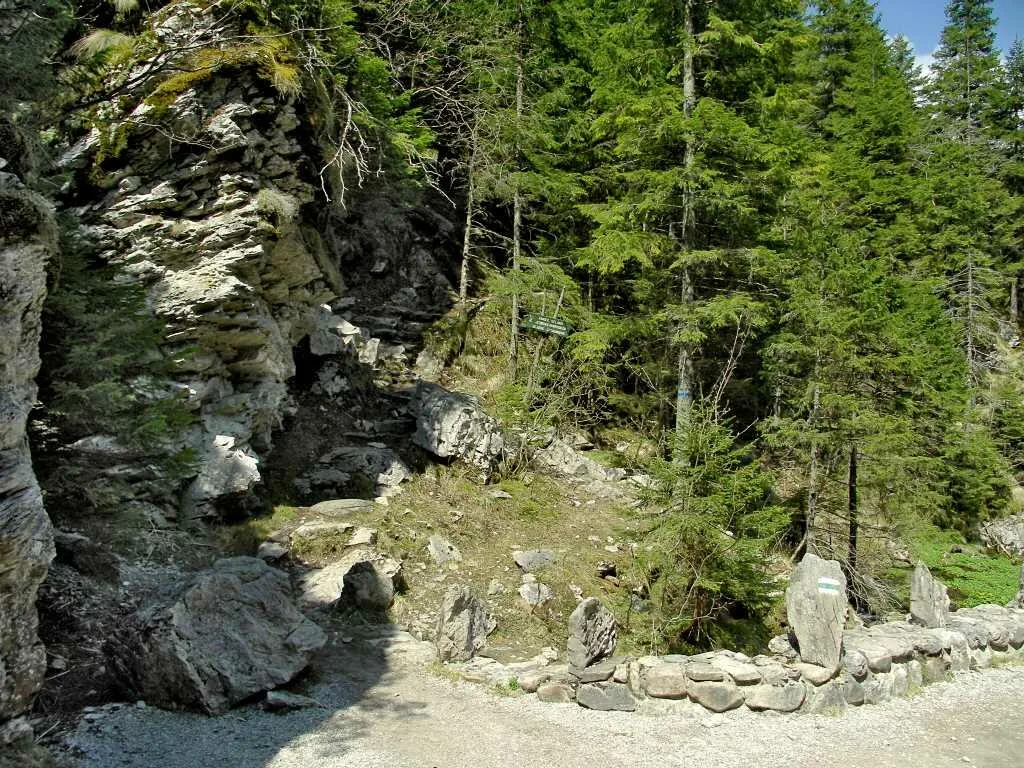 Koniec jednokierunkowej drogi zejściowej od sztucznie przekopanego wylotu jaskini Mylnej. (fot. Andrzej Samardak)