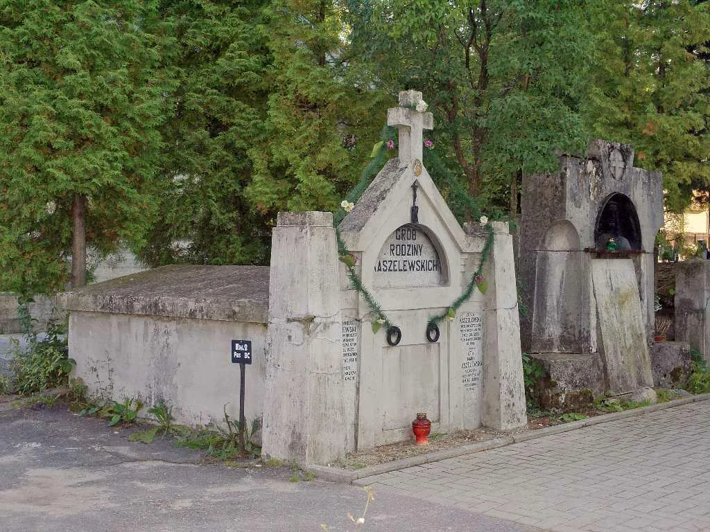 Grobowiec założyciela cmentarza ks. Kazimierza Kaszelewskiego (fot. Andrzej Samardak)