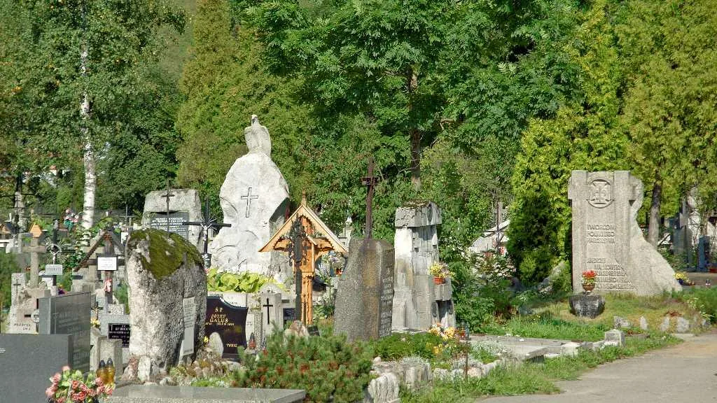 Pomniki Legionistów i Małkowskich, widok z głównej alei (fot. Andrzej Samardak)