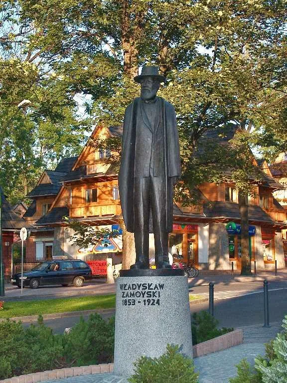 Pomnik hrabiego Władysława Zamoyskiego (fot. Andrzej Samardak)