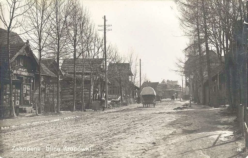 Krupówki około 1918 r. (z prawej strony ulicy willa "Poraj") (fot. arch. Muzeum Tatrzańskiego)