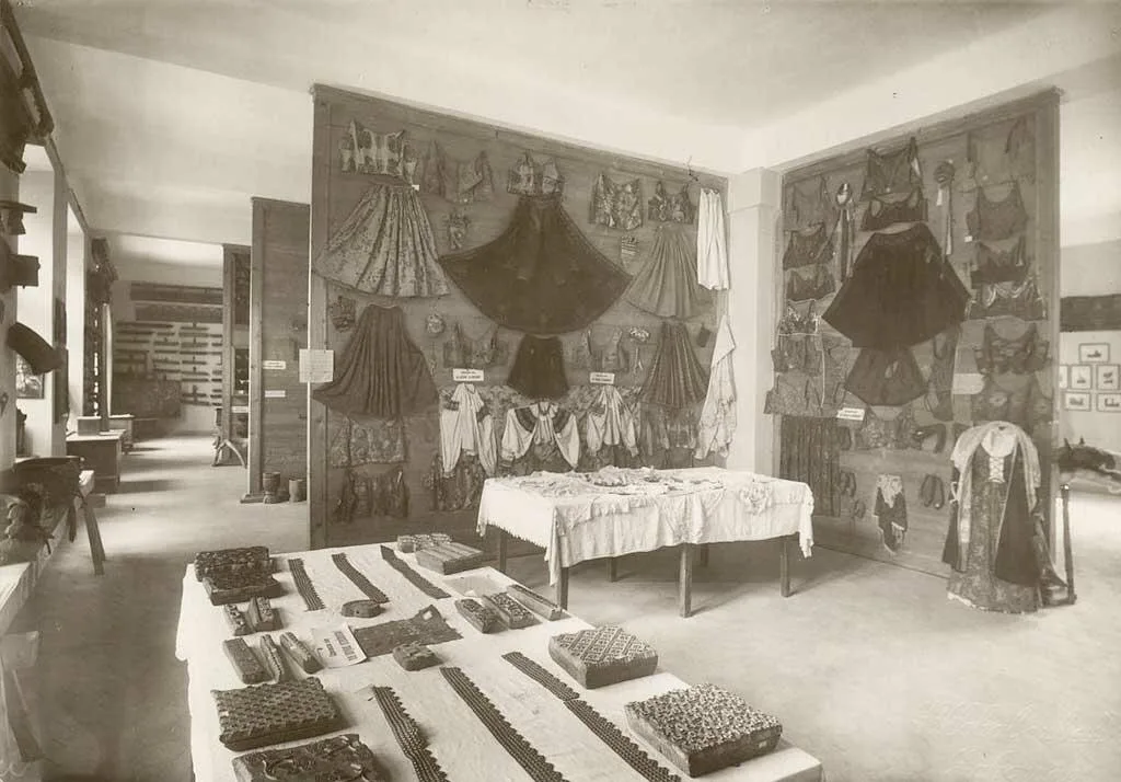 Sala ze zbiorami etnograficznymi w Muzeum Tatrzańskim ok. 1926 r. (fot. arch. Muzeum Tatrzańskiego)