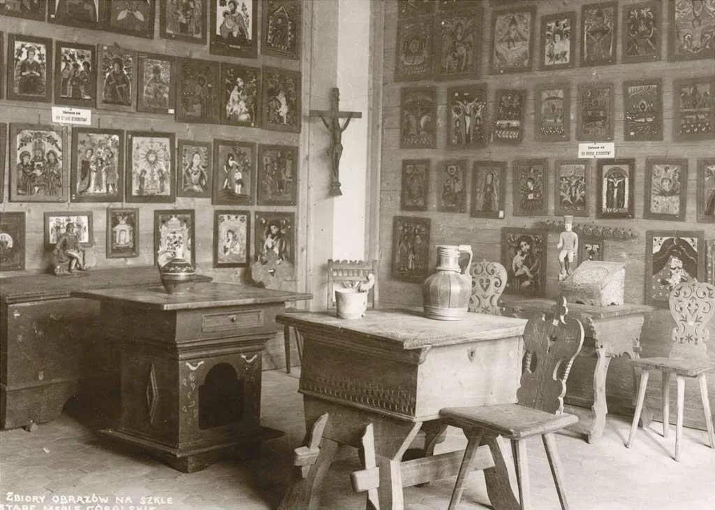 Zbiór obrazów na szkle oraz stare meble góralskie ok. 1925 r. (fot. arch. Muzeum Tatrzańskiego)