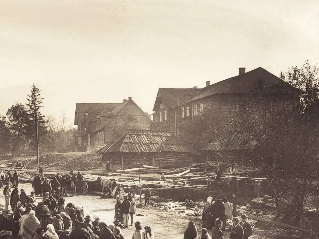 Ul. Krupówki - koniec XIX w. Szkoła Przemysłu Drzewnego i drewniany Dworzec Tatrzański (przed pożarem w 1900 r.) (fot. arch. Muzeum Tatrzańskiego)