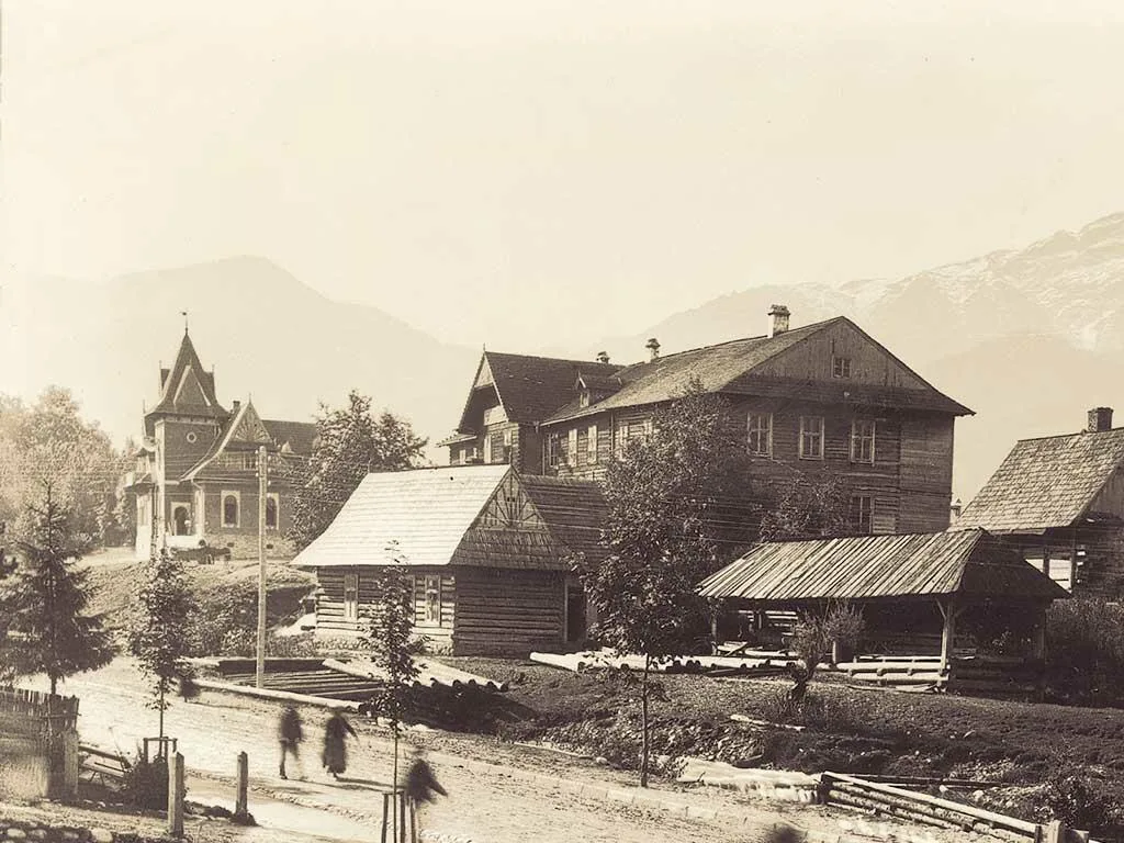 Ul. Krupówki - początek XX w. Szkoła Przemysłu Drzewnego i murowany Dworzec Tatrzański (wybudowany w 1903 r.) (fot. arch. Muzeum Tatrzańskiego)