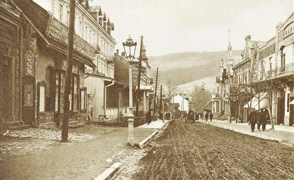 Ulica Krupówki w 1928 r. Z lewej widoczny hotel "Morskie Oko". (fot. arch. Muzeum Tatrzańskiego)