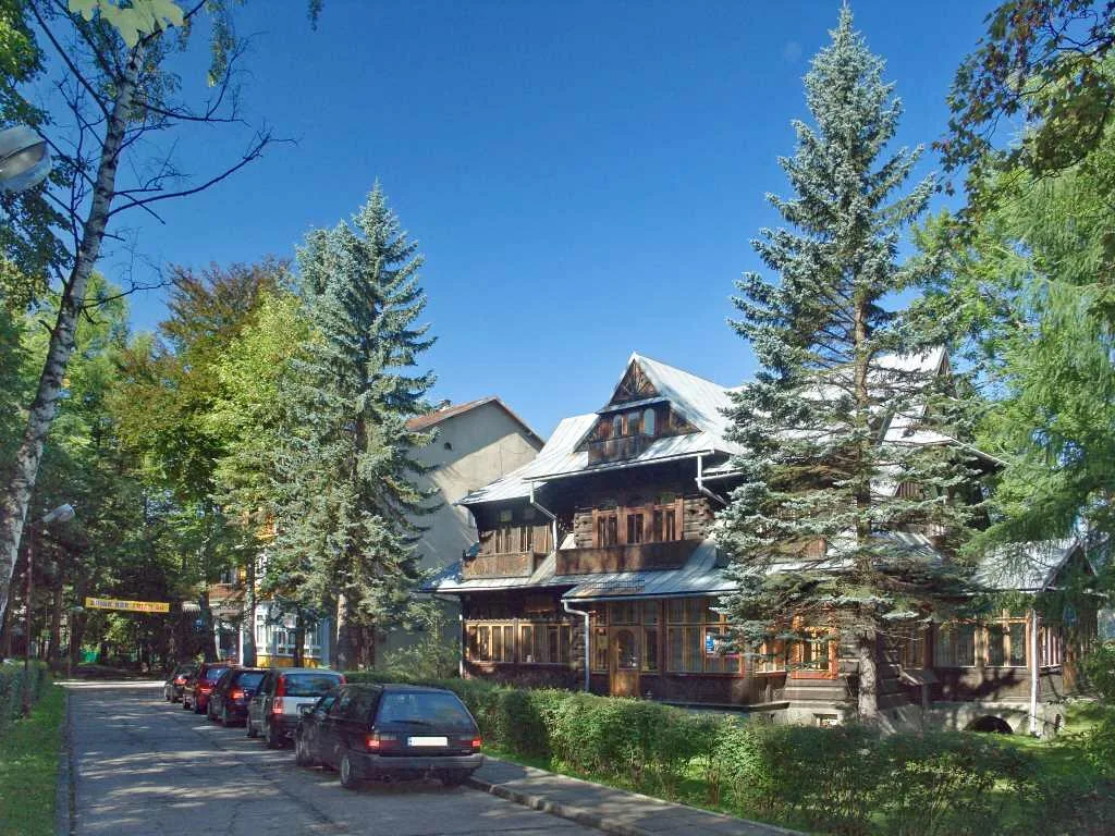 Willa "Konstantynówka", widok w stronę hotelu "Warszawianka" i Galerii Władysława Hasiora (fot. Andrzej Samardak)
