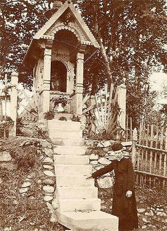 Kapliczka "Korniłowiczów" 1915 r. Stoi przy niej ksiądz Korniłowicz, przyszły spowiednik J. Piłsudskiego (zdjęcie udostępnił Jan Korniłowicz)