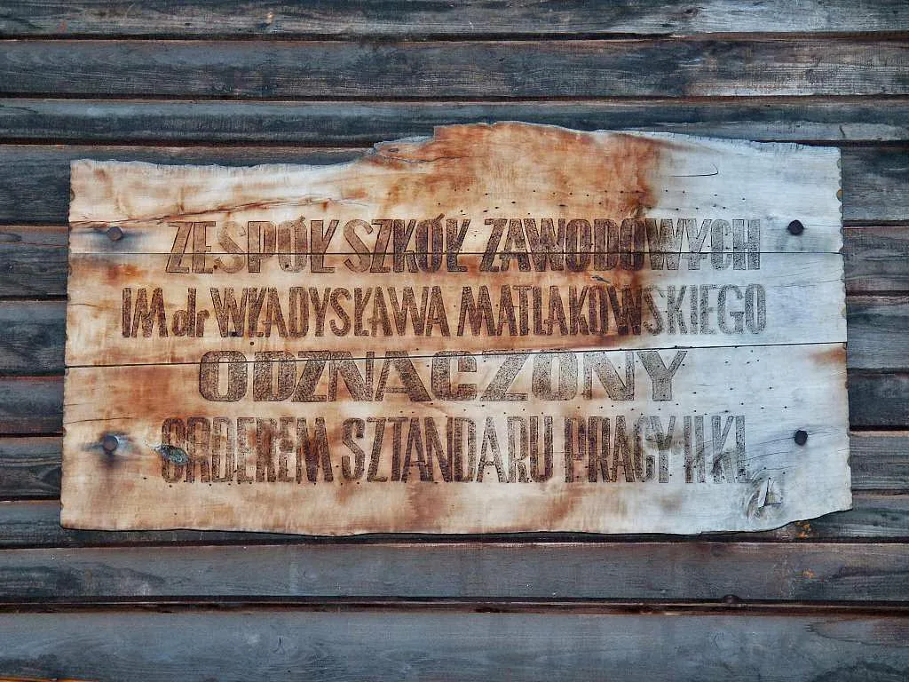 Zespół Szkół Zawodowych Tablica pamiątkowa (fot. Andrzej Samardak)