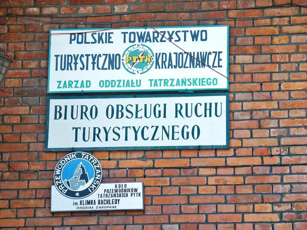 Tablice przy wejściu do Dworca Tatrzańskiego (fot. Andrzej Samardak)