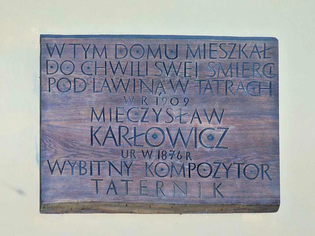 Tablica pamiątkowa na ścianie willi "Lutnia" (fot. Andrzej Samardak)