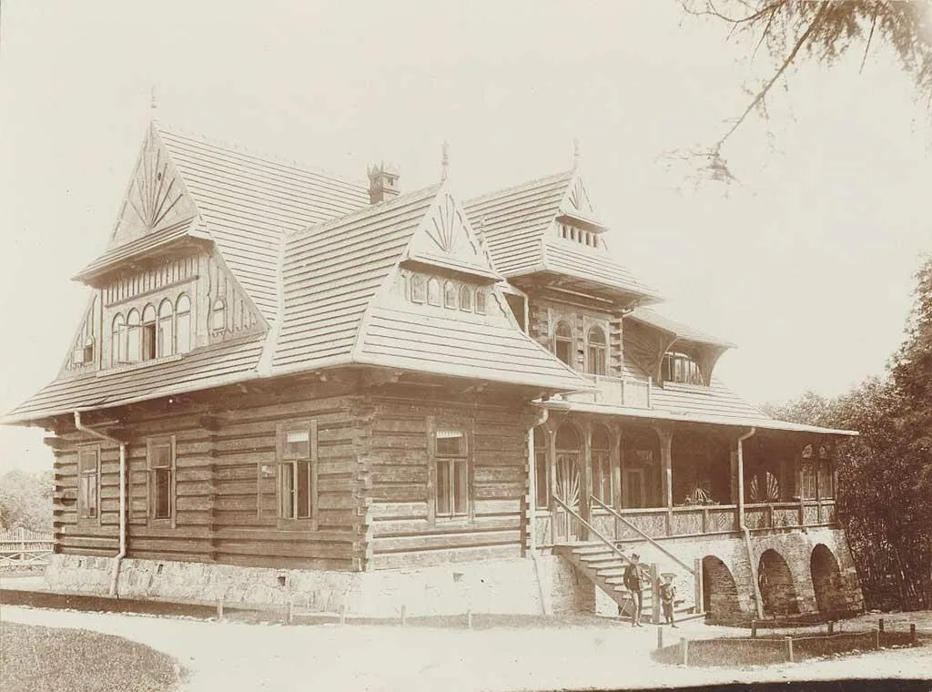 Willa "Czerwony Dwór" w 1903 r. (fot. archiwum MT) Willa "Czerwony Dwór" ul. Kasprusie 27. Dom w stylu zakopiańskim. (fot. Andrzej Samardak)