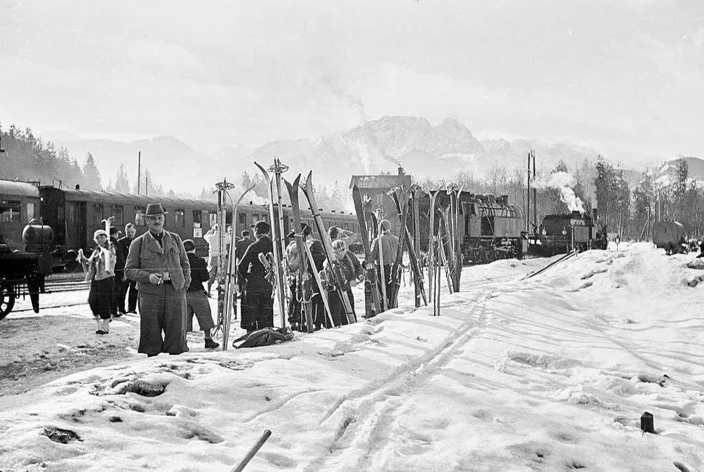 Dworzec PKP Zakopane (fot. Andrzej Samardak) Dworzec PKP Zakopane (fot. Andrzej Samardak) (fot. Andrzej Samardak) Luxtorpeda w drodze do Zakopanego. Lata 30-te XX w. (fot. arch. Muzeum Tatrzańskiego) Dworzec PKP Zakopane Lata 30-te XX w. (fot. arch. Muzeum Tatrzańskiego)