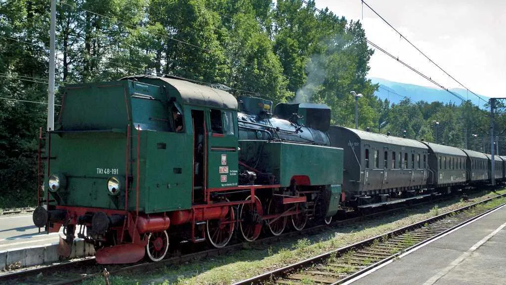 Dworzec PKP Zakopane (fot. Andrzej Samardak) Dworzec PKP Zakopane (fot. Andrzej Samardak) (fot. Andrzej Samardak) Luxtorpeda w drodze do Zakopanego. Lata 30-te XX w. (fot. arch. Muzeum Tatrzańskiego) Dworzec PKP Zakopane Lata 30-te XX w. (fot. arch. Muzeum Tatrzańskiego)
