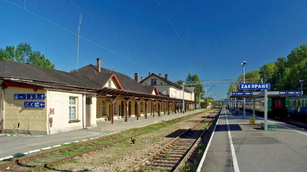 Dworzec PKP Zakopane (fot. Andrzej Samardak) Dworzec PKP Zakopane (fot. Andrzej Samardak) (fot. Andrzej Samardak) Luxtorpeda w drodze do Zakopanego. Lata 30-te XX w. (fot. arch. Muzeum Tatrzańskiego) Dworzec PKP Zakopane Lata 30-te XX w. (fot. arch. Muzeum Tatrzańskiego)