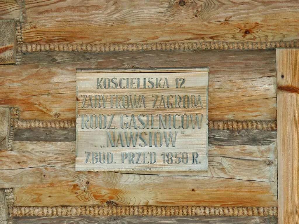 Tablica na zagrodzie Gąsieniców "Nawsiów" (fot. Andrzej Samardak)
