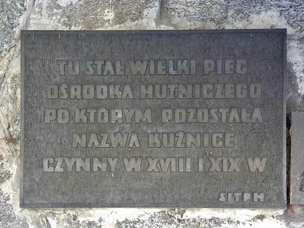 Budynek dawnej dyrekcji huty w Kuźnicach (fot. Andrzej Samardak) Kuźnice - tablica pamiątkowa (fot. Andrzej Samardak) Park dworski w Kuźnicach (fot. Andrzej Samardak)