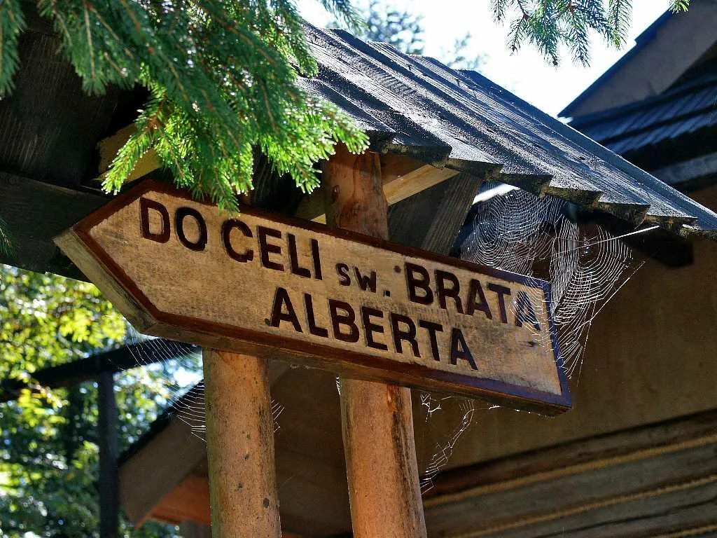 Drogowskaz i tablica pamiątkowa (fot. Andrzej Samardak)