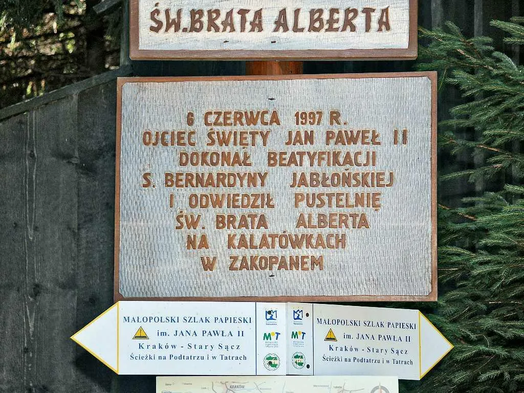 Drogowskaz i tablica pamiątkowa (fot. Andrzej Samardak)
