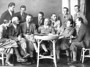 Zarząd SN PTT w latach 30. Kazimierz Schiele siedzi trzeci od lewej. (Fot. ze zbiorów SN PTT 1907 Zakopane)