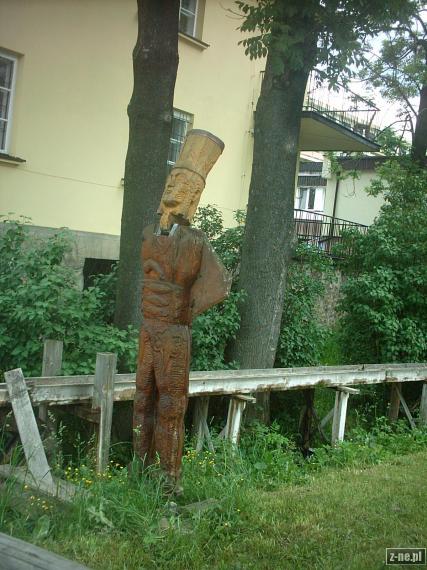 Drewniana figurka przed Willą Opolanka.