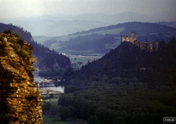 Widok z zamku Czorsztyn na Niedzicę i fragment zniszczonej przez zaporę Równi Czorsztyńskie