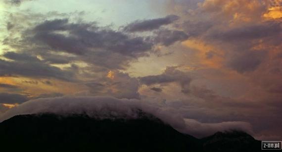 Góry Choczańskie (Chočské vrchy). Widok z jadącego samochodu na Prosieczne i Hradkową przykryte zwałem chmur.