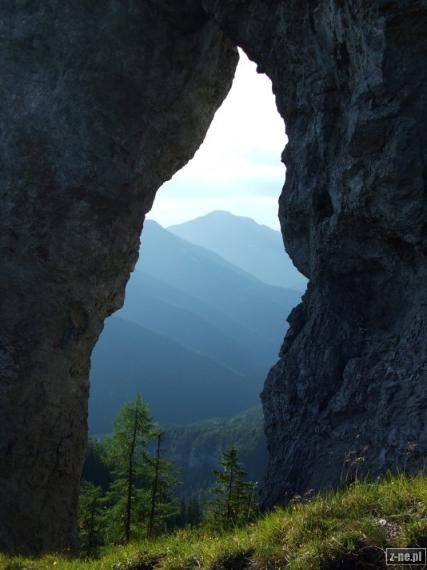 Janska dolina Poludnica cez Okno v prirodnej rezervacii Ohniste