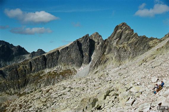 Ostry Szczyt i Jaworowy Szczyt  - widok ze szlaku schodzącego z Czerwonej Ławki.W dali po lewej Dzika Turnia i Rohatka.